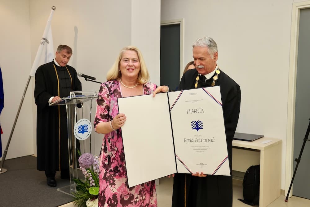 Plaketa Sveučilišta u Splitu profesorici Ranki Petrinović